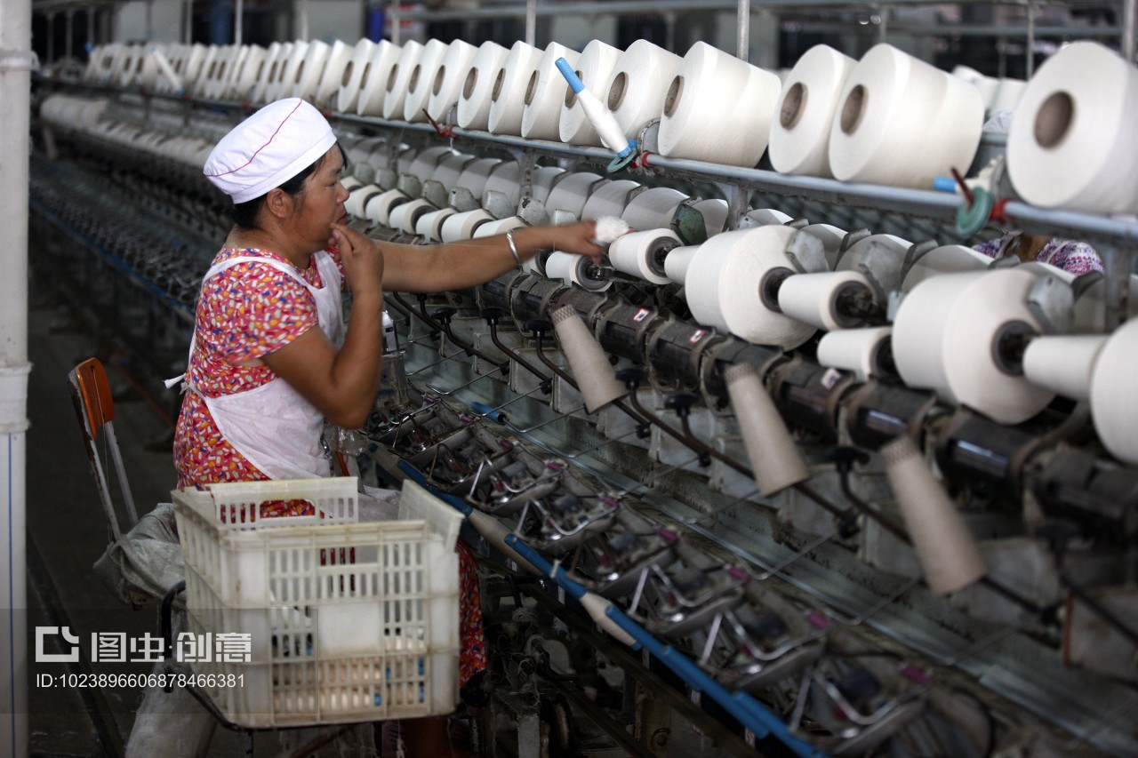 安徽省淮北市,啟鑫紡織廠的生產車間內,紡織女工加工出口的歐美地區(qū)的紡織品。